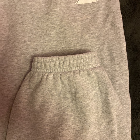 Aritzia TNA grey mountain sweatpants - Picture 4 of 4